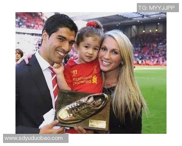 日本美女与足球明星的浪漫故事揭示运动与美丽的完美结合 日本美女与足球明星的浪漫故事揭示运动与美丽的完美结合