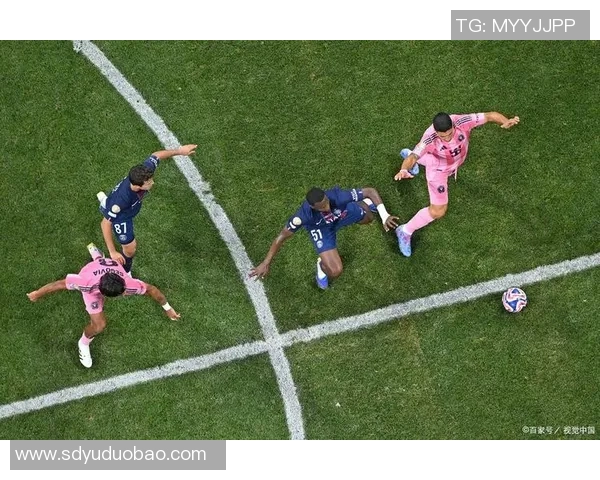 水下踢足球的奇妙体验探索与技巧分享让你在水中尽情享受足球的乐趣 水下踢足球的奇妙体验探索与技巧分享让你在水中尽情享受足球的乐趣